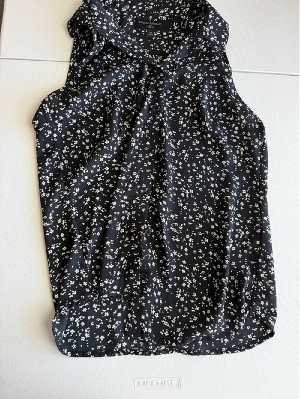 Banana Republic XS Sleeveless Floral Button-Down Shirt